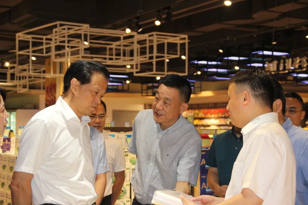 市人大常委會(huì)主任孫賢龍來安吉浙北購(gòu)物中心調(diào)研限塑工作